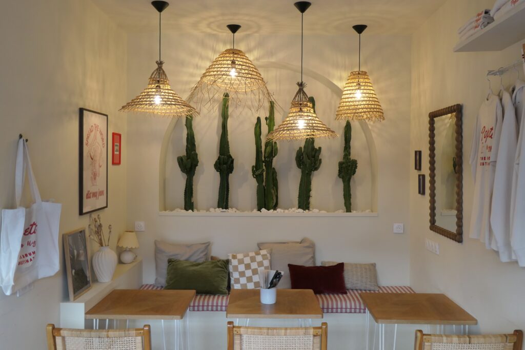 Salle du restaurant de brunch et coffee shop Popette Brunch à Arcachon.