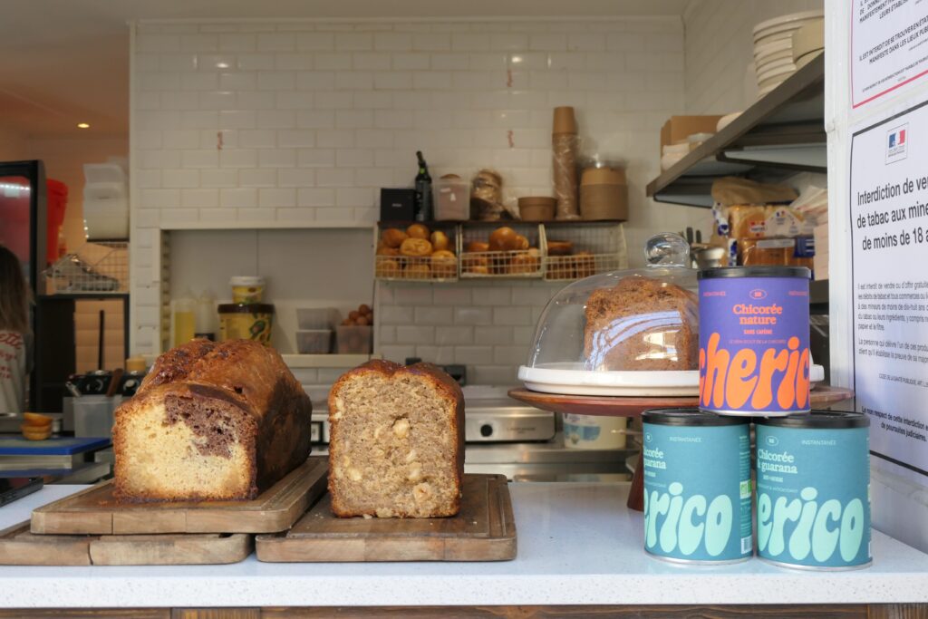 Comptoir de pâtisseries maison au restaurant de brunch et coffee shop Popette Brunch à Arcachon.