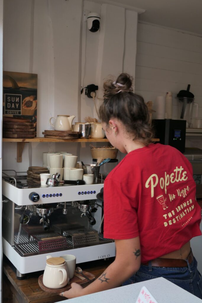 Préparation du côté coffee shop du brunch Popette Brunch à Arcachon.