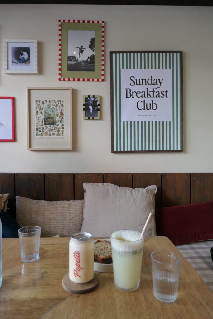 Boissons en intérieur dans le restaurant de brunch et coffee shop Popette Brunch à Arcachon.