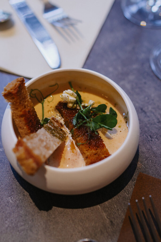 Velouté de saison d'un restaurant de type cuisine française à Pau, près de Tarbes