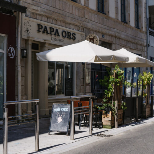 Terrasse d'un restaurant de type cuisine française à Pau, près de Tarbes
