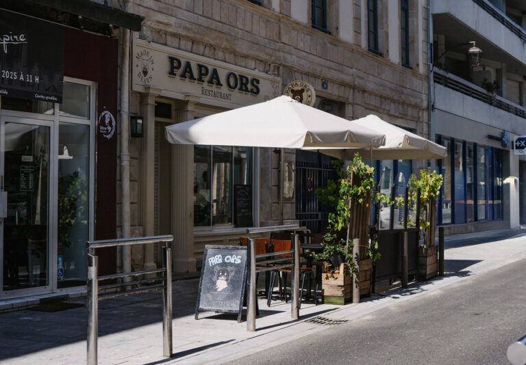 Terrasse d'un restaurant de type cuisine française à Pau, près de Tarbes