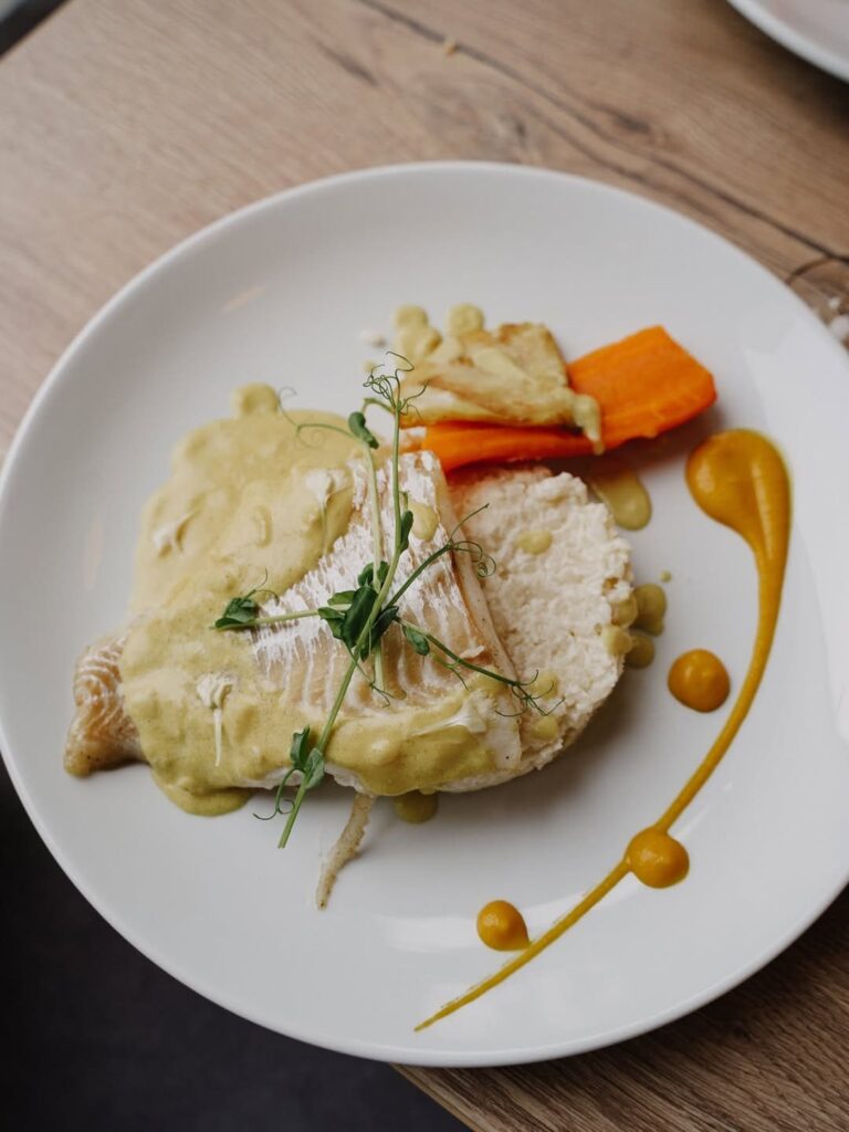 Plat de poisson copieux d'un restaurant de type cuisine française à Garlin, près de Pau
