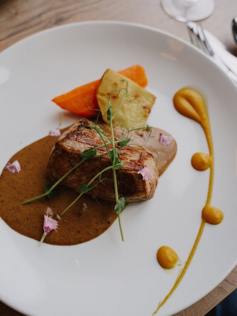 Belle assiette gourmande de viande d'un restaurant de type cuisine française à Garlin, près de Pau