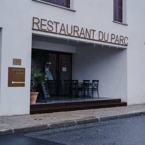 Extérieur d'un restaurant de type cuisine française à Garlin, près de Pau