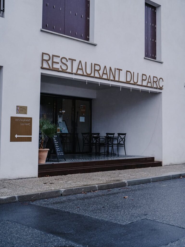 Extérieur d'un restaurant de type cuisine française à Garlin, près de Pau