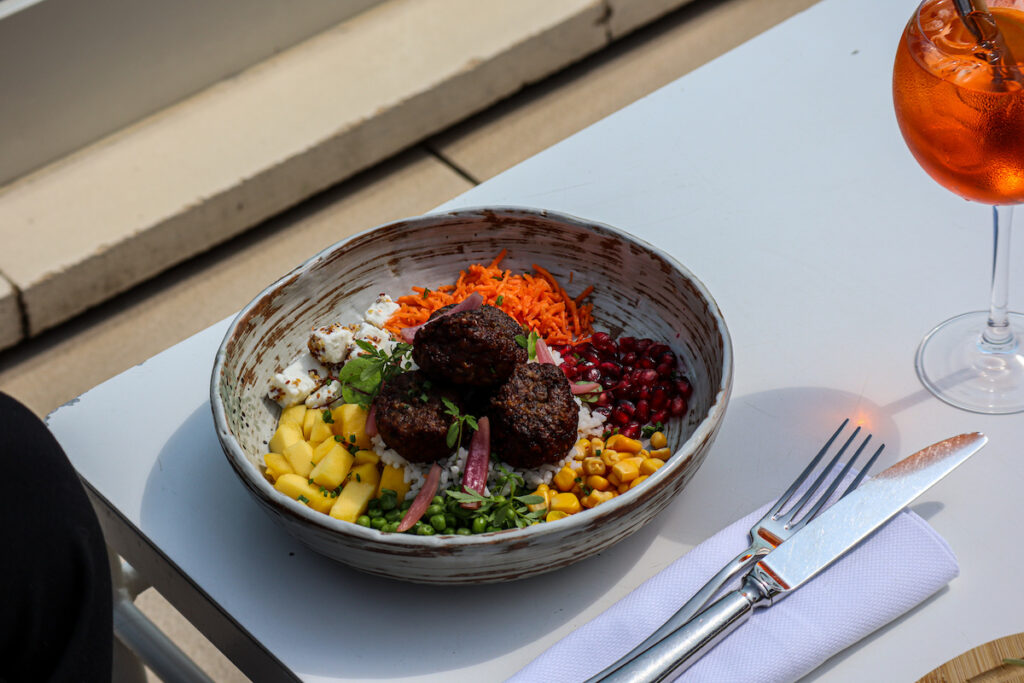 Les plats au soleil du Riva Bella à Ouistreham