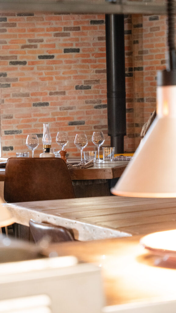 Comptoir et intérieur du restaurant Le Recoin à Arès.