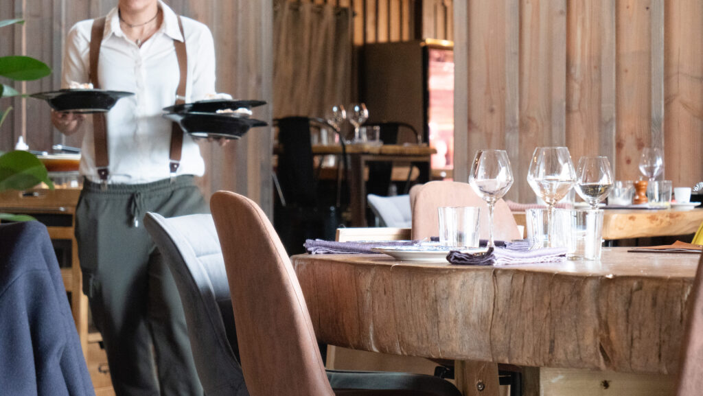 Service et table en bois dans la salle du restaurant Le Recoin à Arès.
