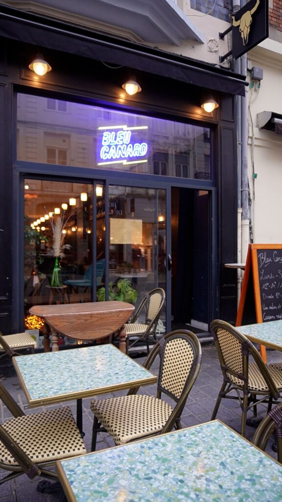 Devanture du restaurant Bleu Canard rue Pierre Mauroy à Lille avec terrasse et enseigne lumineuse