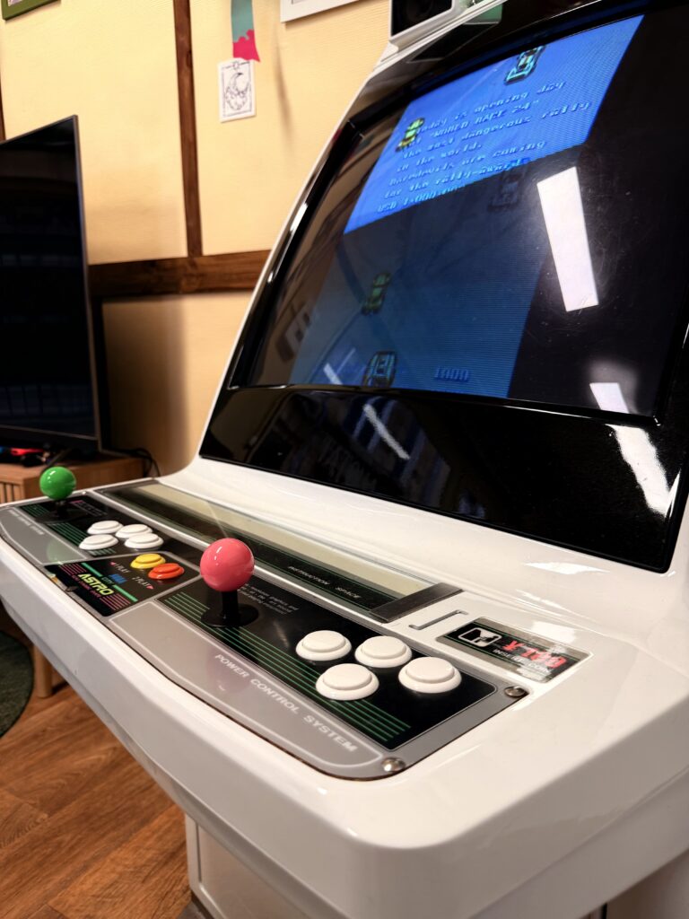 Borne de jeu vintage du Studio Akiba