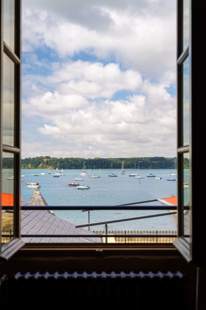 La vue mer par la fenetre du bistrot de la greve