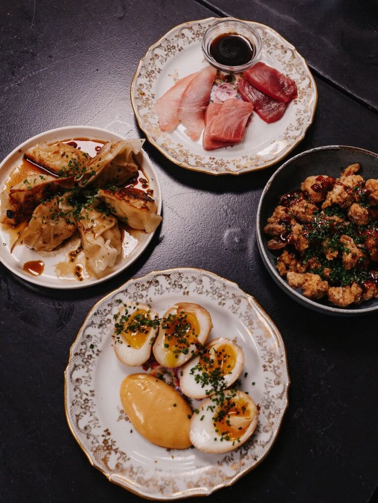 Plusieurs entrées d'un restaurant de type cuisine franco-japonaise dans la rue des cordeliers, à Pau, près de Tarbes