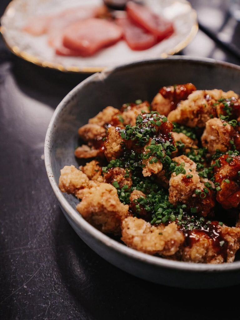 Viande croustillante d'un restaurant de type cuisine franco-japonaise dans la rue des cordeliers, à Pau, près de Tarbes