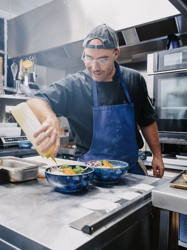 Chef en action en cuisine d'un restaurant de type cuisine franco-japonaise dans la rue des cordeliers, à Pau, près de Tarbes