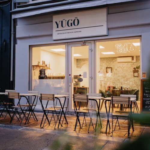 Belle terrasse d'un restaurant de type cuisine franco-japonaise dans la rue des cordeliers, à Pau, près de Tarbes
