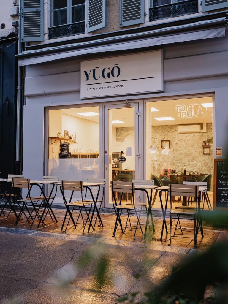 Belle terrasse d'un restaurant de type cuisine franco-japonaise dans la rue des cordeliers, à Pau, près de Tarbes