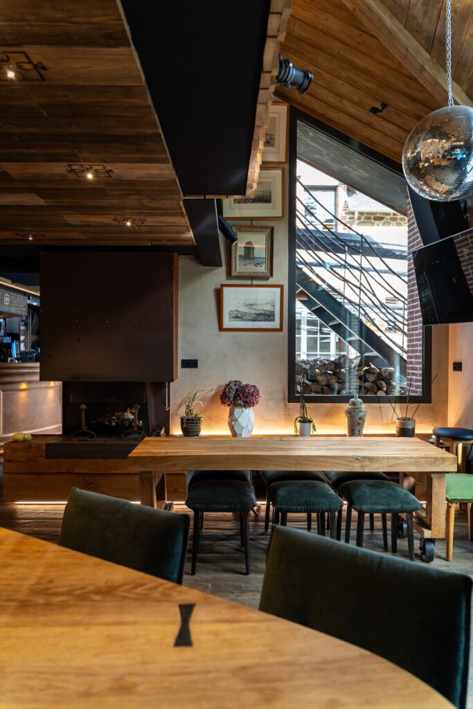 Un salon avec cheminée dans la résidence À Fleur de Rance, à Saint-Malo