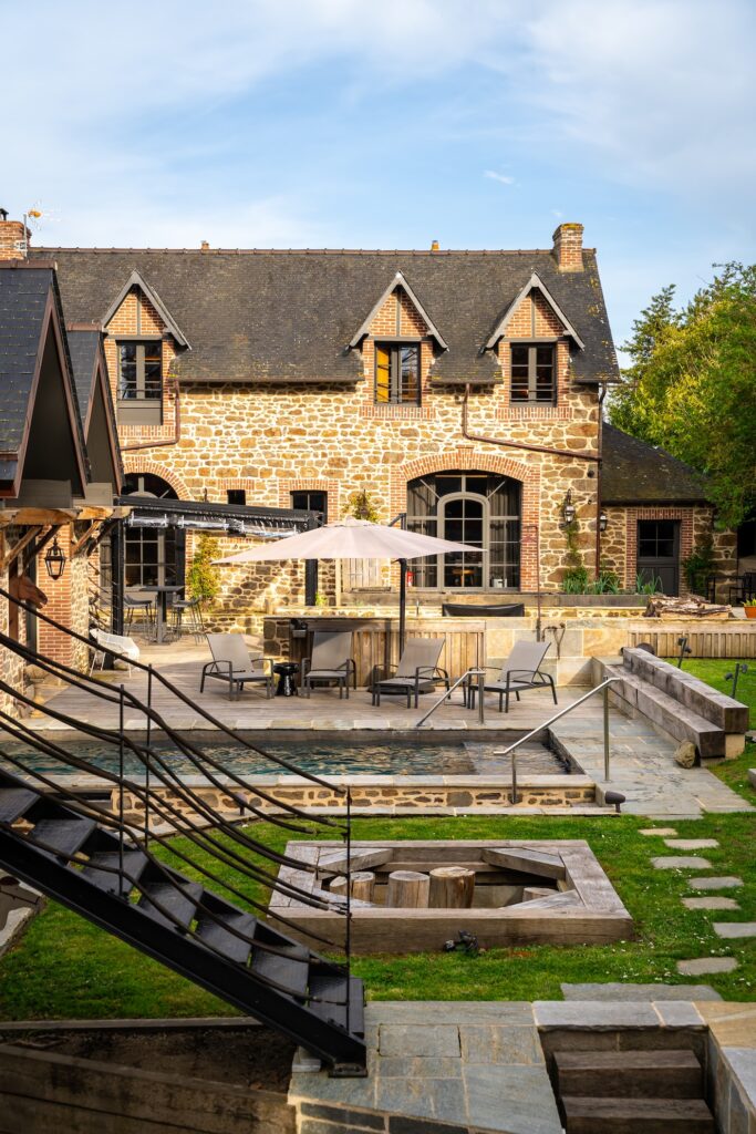 Le jardin et la terrasse de la résidence À Fleur de Rance, à Saint-Malo
