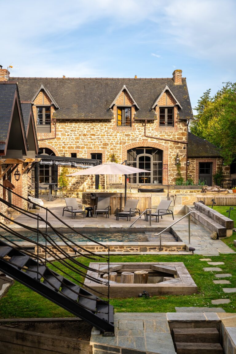 Le jardin et la terrasse de la résidence À Fleur de Rance, à Saint-Malo