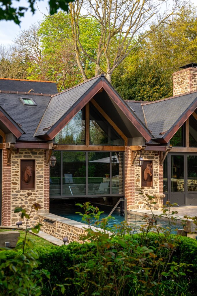 La partie extérieure de la piscine de la résidence À Fleur de Rance