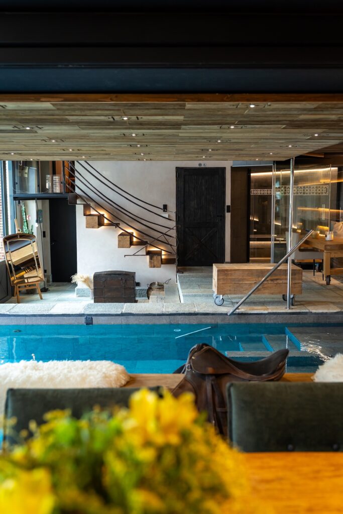 La partie intérieure de la piscine dans la résidence À Fleur de Rance