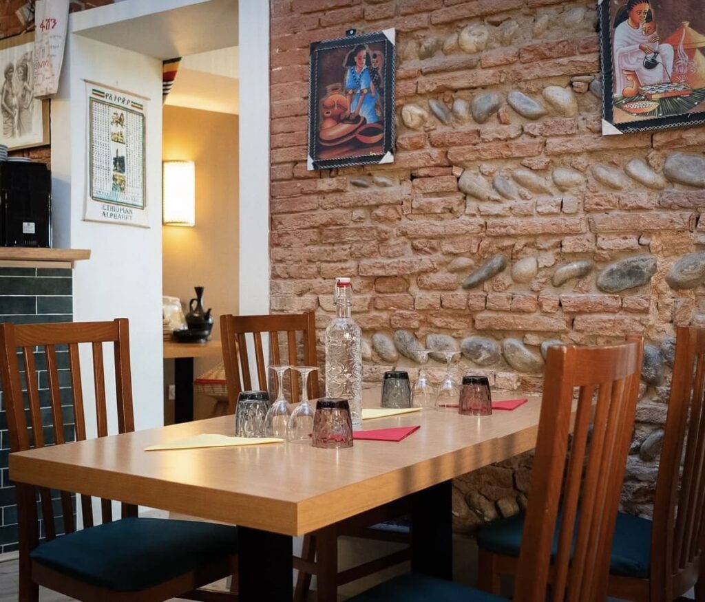 table et mur en brique abyssinia toulouse