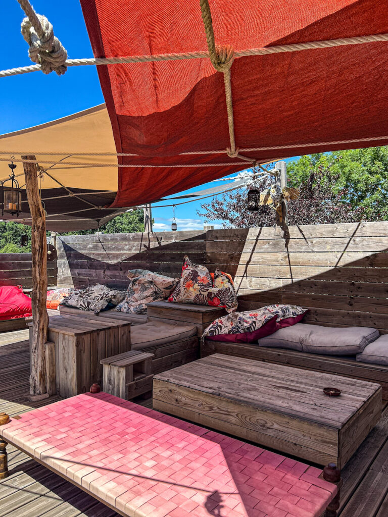 La terrasse d'Accrofury à Feuguerolles-Bully