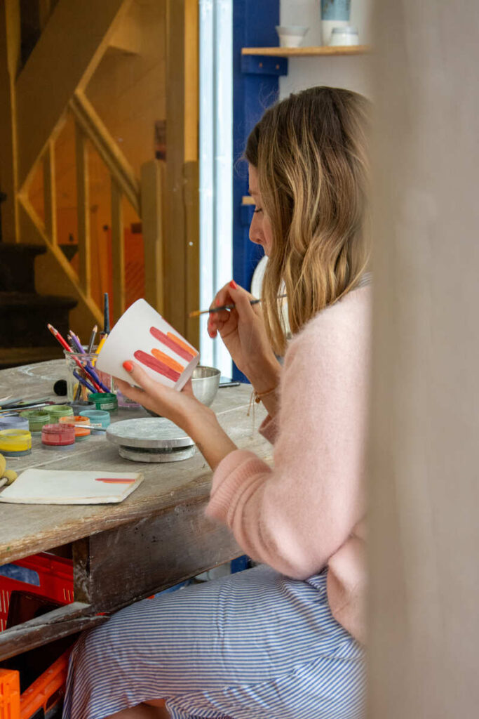 Un atelier créatif, sur le thème de la peinture sur céramique au studio Outrage à Limoges