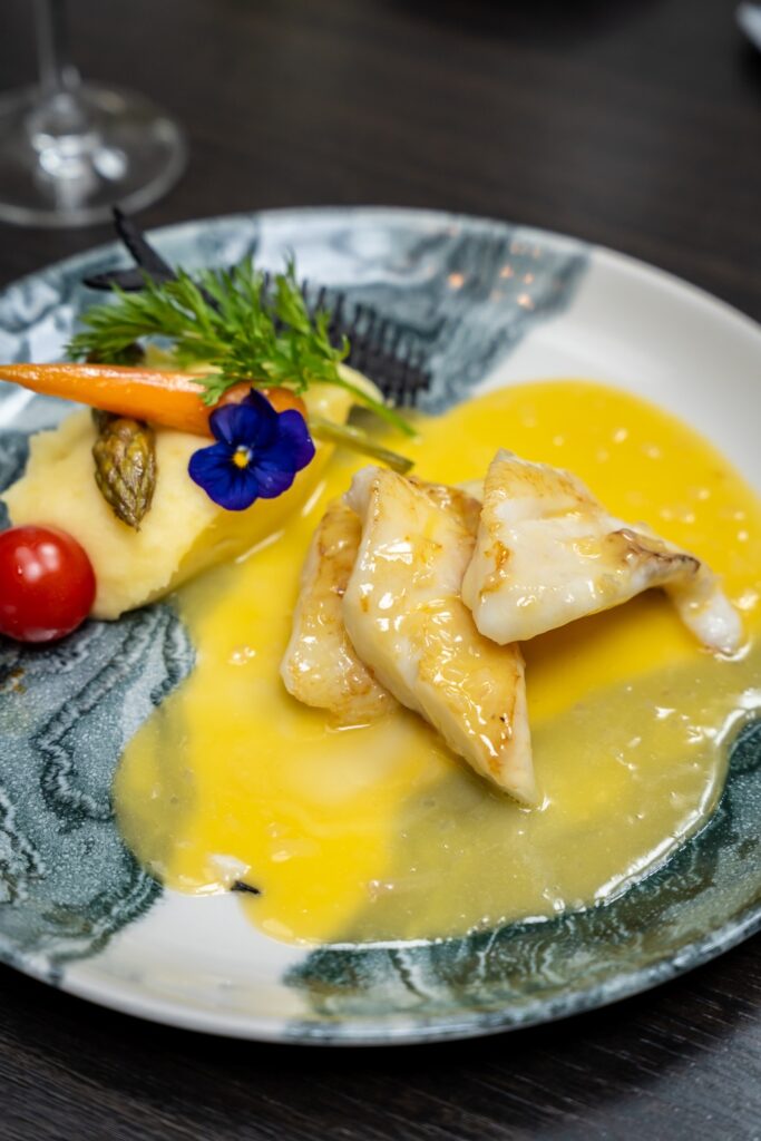 Plat raffiné de Saint-Pierre avec légumes aux Embruns à Saint-Malo