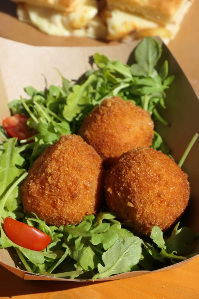 Arancini faits maison à la truffe chez Paradice Roll à Arcachon.