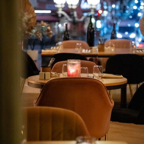 La salle à l'étage avec les arcs qui ouvrent la vue sur la place Denis Dussoub et la gare du restaurant Le VerSus à Limoges