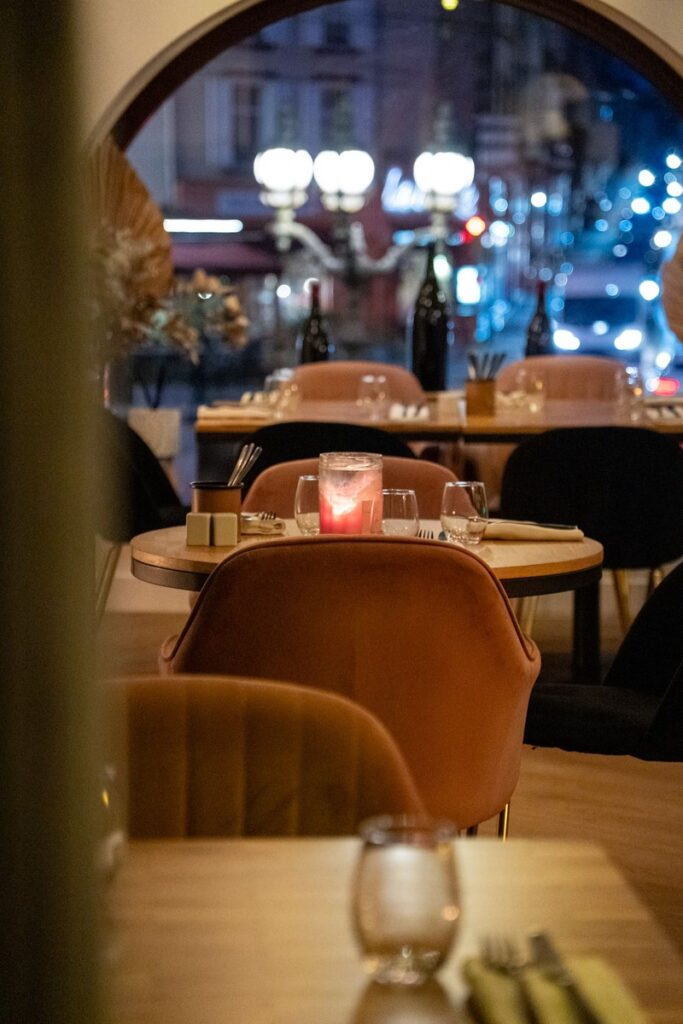 La salle à l'étage avec les arcs qui ouvrent la vue sur la place Denis Dussoub et la gare du restaurant Le VerSus à Limoges