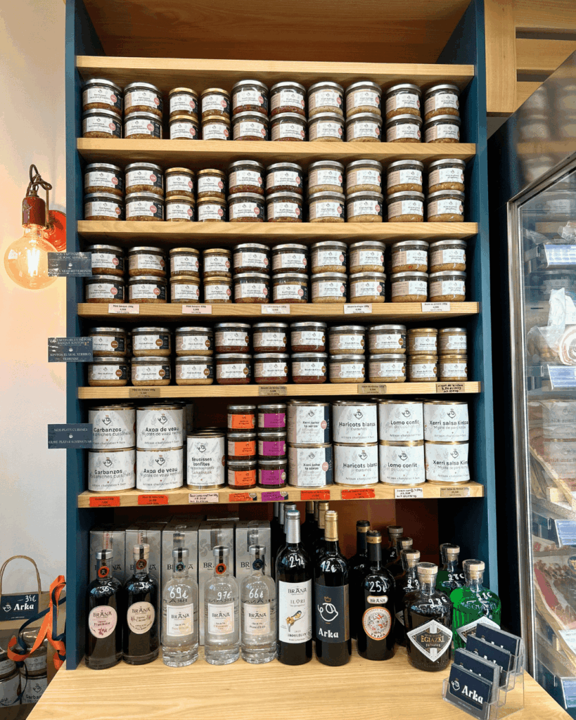 L'espace boutique et conserve de chez Arka la boucherie de Sare