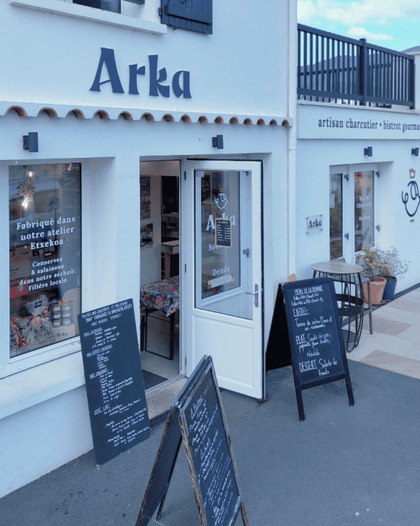 La devanture de chez Arka la boucherie de Sare