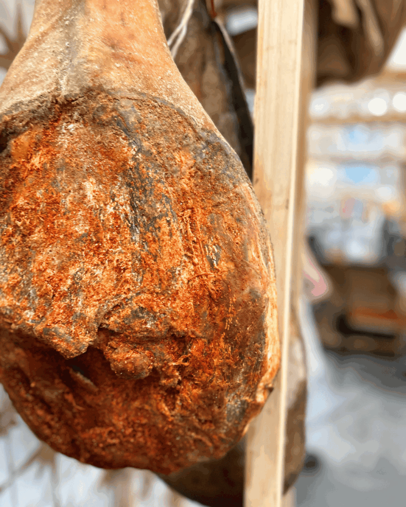 Une cuisse de jambon chez Arka la boucherie de Sare