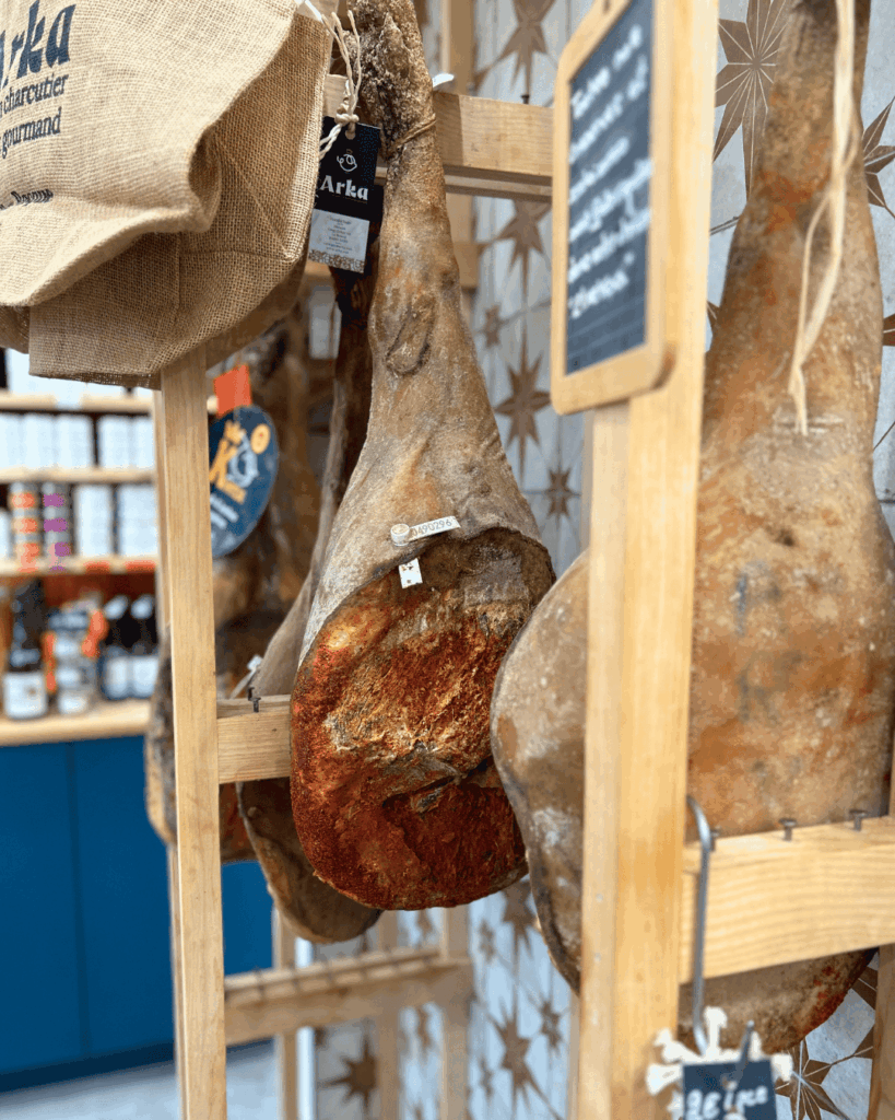 Une cuisse de jambon chez Arka la boucherie de Sare