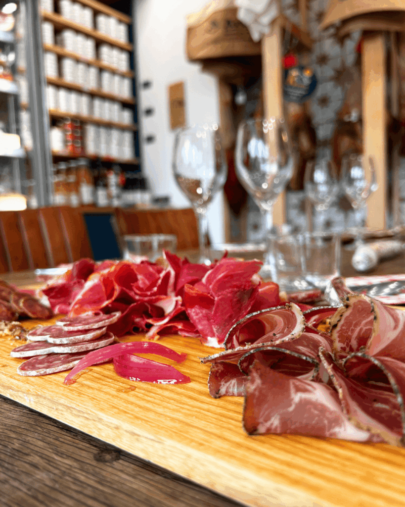 Une planche de charcuterie chez Arka la boucherie de Sare