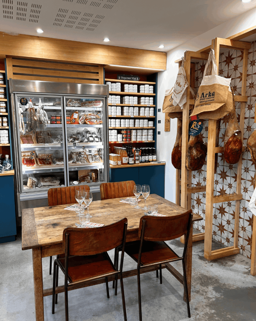 La boutique et une table chez Arka