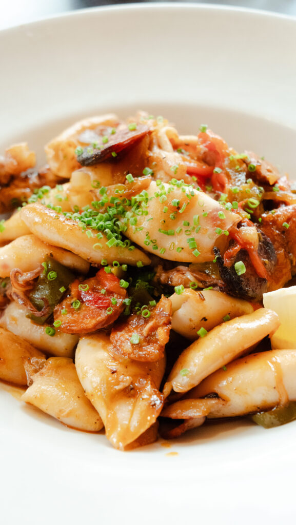 Encornets à la plancha, chorizo Ibéric et poivrons du restaurant Le Cabanon à La Teste-de-Buch.