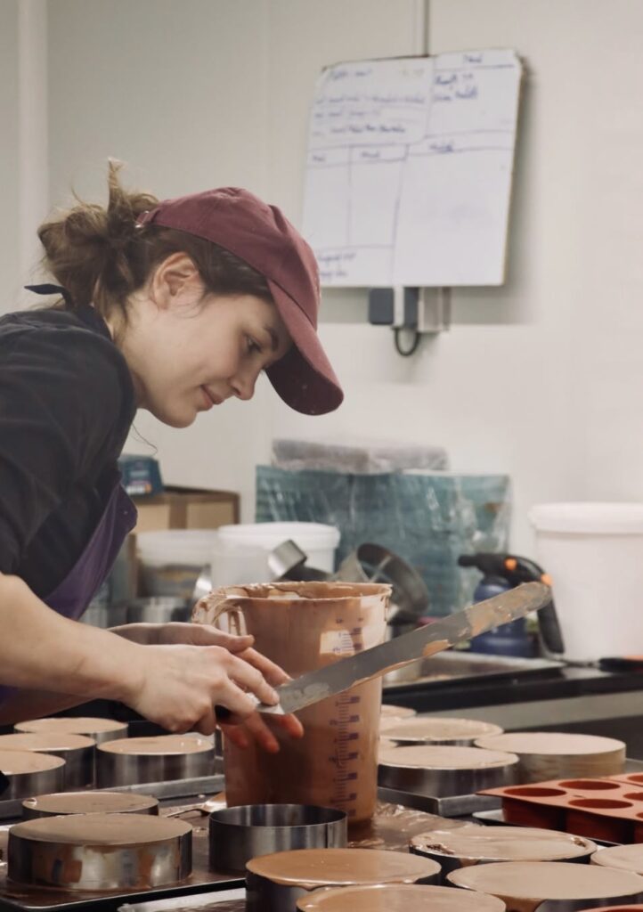Créations chocolatées artisanales dans l’atelier de Gatelier à Saint-Malo