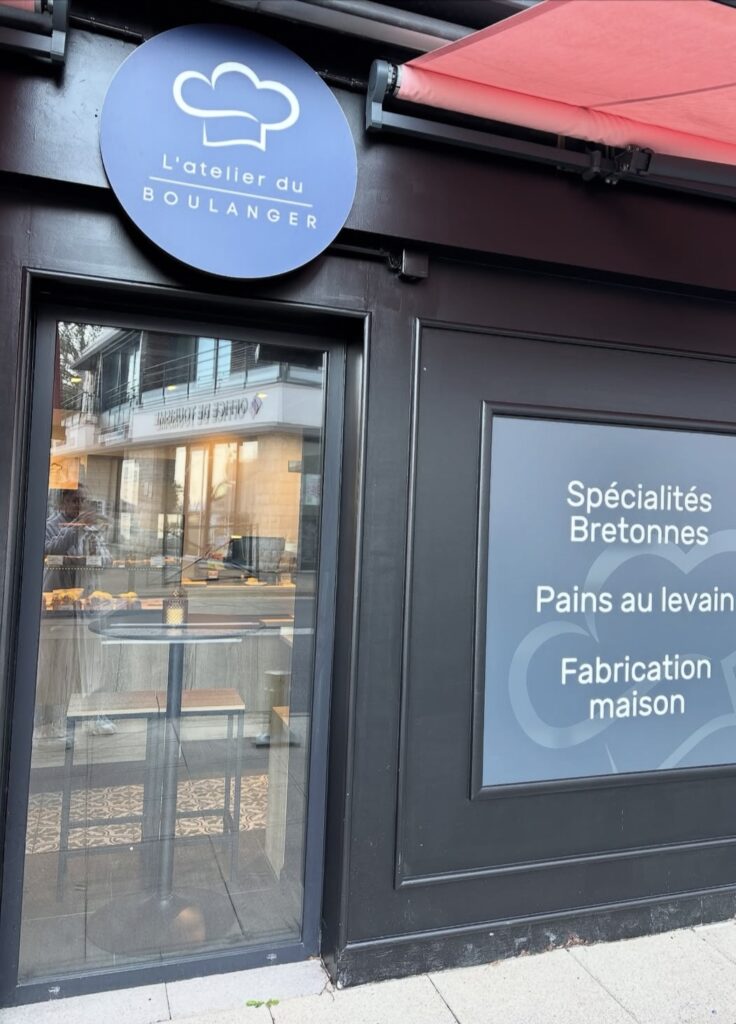 devanture de la boulangerie l'atelier du boulanger à la foret-fouesnant