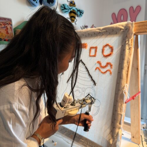 Fille qui Tufte à l'Atelier Joy Creation à Dijon