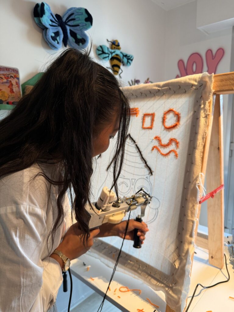 Fille qui Tufte à l'Atelier Joy Creation à Dijon