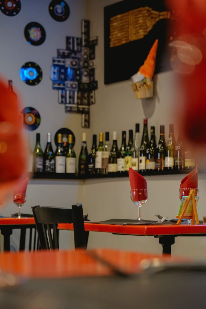 Tables et décoration de la salle de chez Au Ptit Coin à Besançon