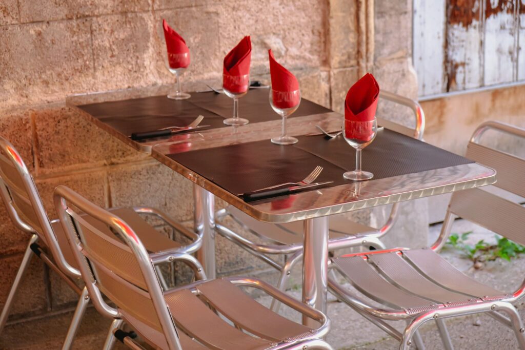 Tables de la terrasse de chez Au Ptit Coin à Besançon