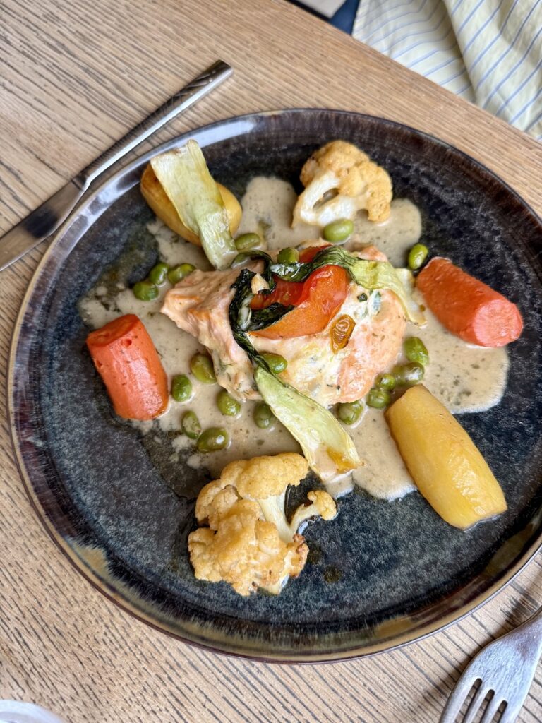 plat de saumon et ses legumes