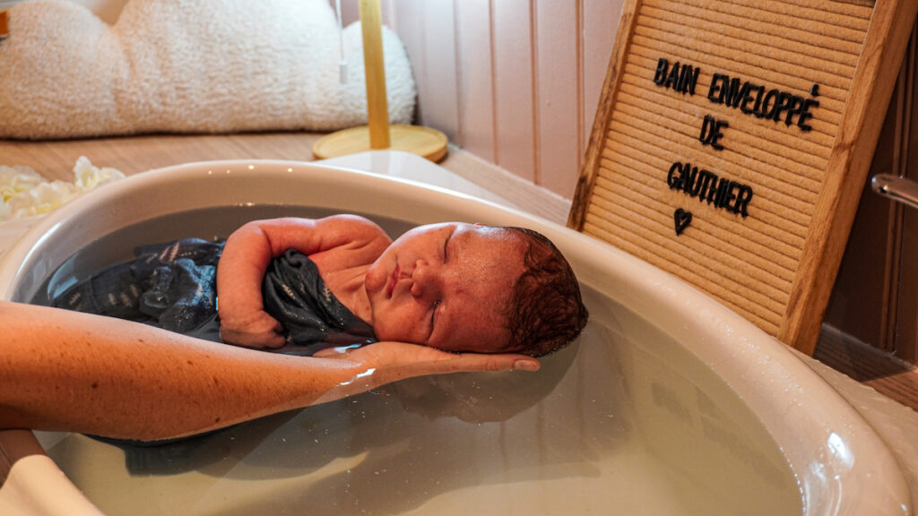 Le bain enveloppé du Baby Spa by E à Caen