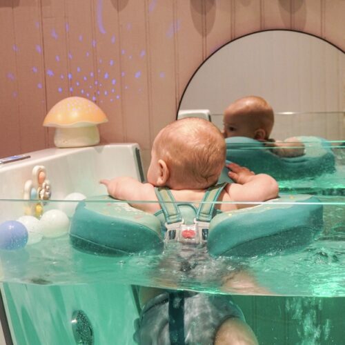 Le bébé dans le spa du Baby Spa by E à Caen
